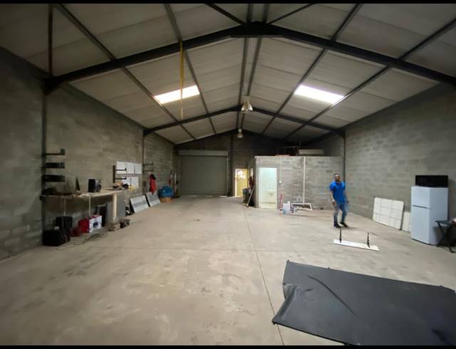 150M² WAREHOUSE TO LET IN STRAND INDUSTRIA